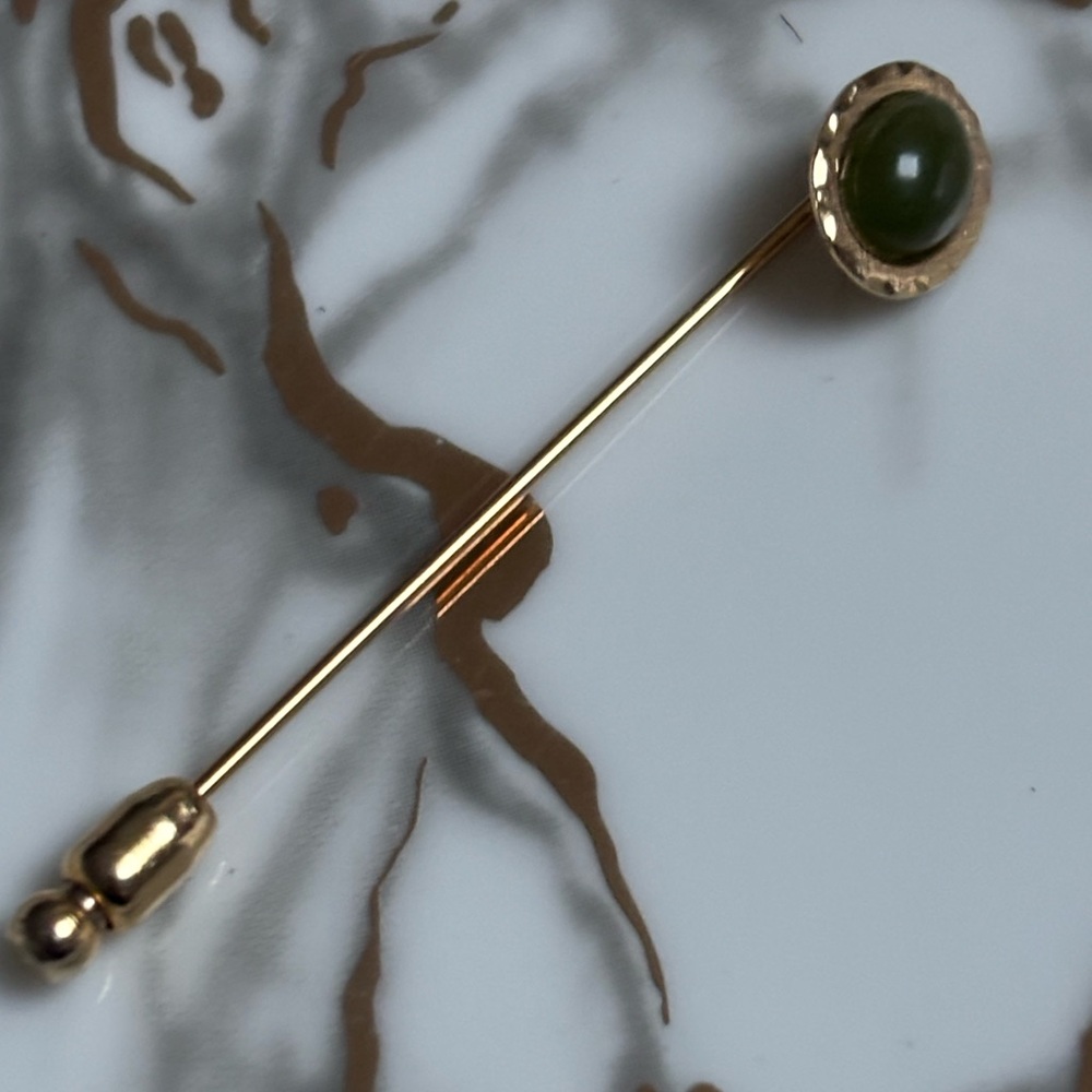 Antique VTG Elegant Gold and Jade hat lapel stick Pin